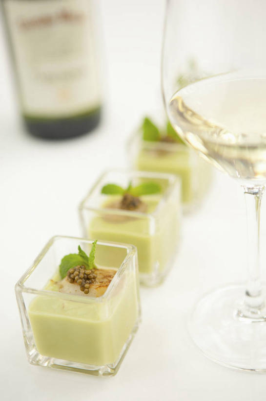 海鲜,红酒,葡萄酒,无人,竖图,俯视,室内,特写,白天,白色背景,烹饪,西餐,餐桌,桌子,苹果,杯子,水果,一排,朦胧,模糊,新鲜,整齐,高脚杯,生食,汤,料理,食品,果实,红酒杯,白葡萄酒,酒类,一杯,扇贝,红酒瓶,水产,菜肴,美食,海洋生物,玻璃制品,酒,酒瓶,食物,饮料,排列,三个,玻璃瓶,酒杯,瓶子,容器,碗,西式,摄影,佳肴,有机食品,绿色食品,影棚,餐台,储藏,海扇,葡萄酒杯,葡萄酒瓶,储存,队列,水生动物,海产品,水生物,海底动物,奶油汤,羹汤,玻璃杯,彩图,高角度拍摄,影棚拍摄,拍摄,贮存