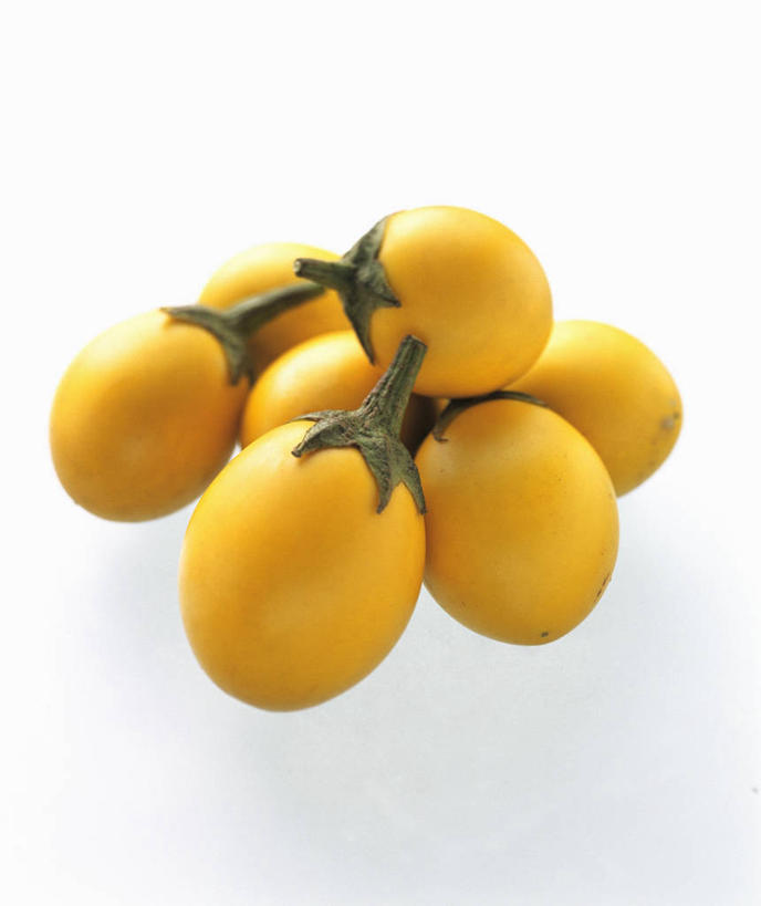 无人,竖图,俯视,室内,特写,白天,白色背景,餐桌,桌子,茄子,蔬菜,一堆,许多,堆叠,堆积,新鲜,食品,食物,黄色,摄影,有机食品,绿色食品,影棚,餐台,堆,落苏,酪酥,昆仑瓜,矮瓜,彩图,高角度拍摄,影棚拍摄,拍摄