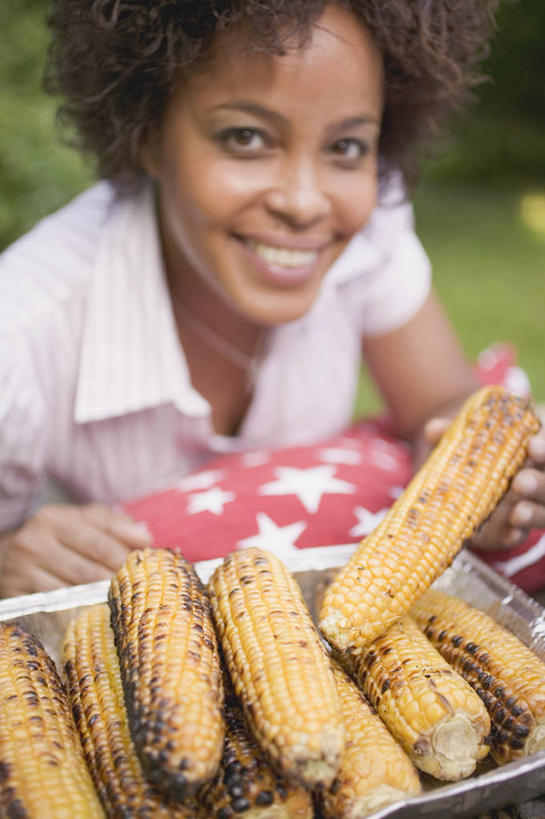 西方人,一个人,蹲,笑,微笑,露齿笑,竖图,室外,白天,正面,烧烤,玉米,草地,草坪,植物,蔬菜,餐具,金属制品,欧洲,非洲,黑人,欧洲人,仅一个年轻女性,仅一个女性,仅一个人,一堆,许多,握,堆叠,堆积,服装,朦胧,模糊,新鲜,金属,棒子,碟子,盘,玉蜀黍,食品,烤架,烤肉,拿,拿着,注视,休闲装,草,食物,衣服,绿色,盘子,碟,观察,看,休闲,休闲服,铁架,握着,服饰,有机食品,绿色食品,观看,堆,苞米,察看,关注,苞芦,苞谷,包谷,大蜀黍,番麦,薏米包,玉高粱,玉麦,珍珠米,年轻女性,女人,女性,非洲人,蹲着,半身,彩图