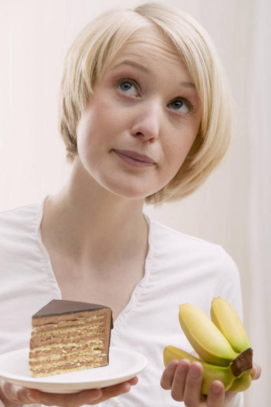 点心,西方人,一个人,站,捧,竖图,室内,白天,白色背景,正面,下午茶,香蕉,餐具,水果,欧洲,欧洲人,仅一个年轻女性,仅一个女性,仅一个人,服装,新鲜,碟子,盘,生食,食品,果实,注视,休闲装,食物,糕点,衣服,盘子,碟,观察,看,站着,休闲,休闲服,摄影,服饰,有机食品,绿色食品,影棚,观看,察看,挑选,关注,选择,年轻女性,女人,女性,白种人,甘蕉,端,端着,捧着,手捧,站立,半身,彩图,影棚拍摄,拍摄,蛋糕