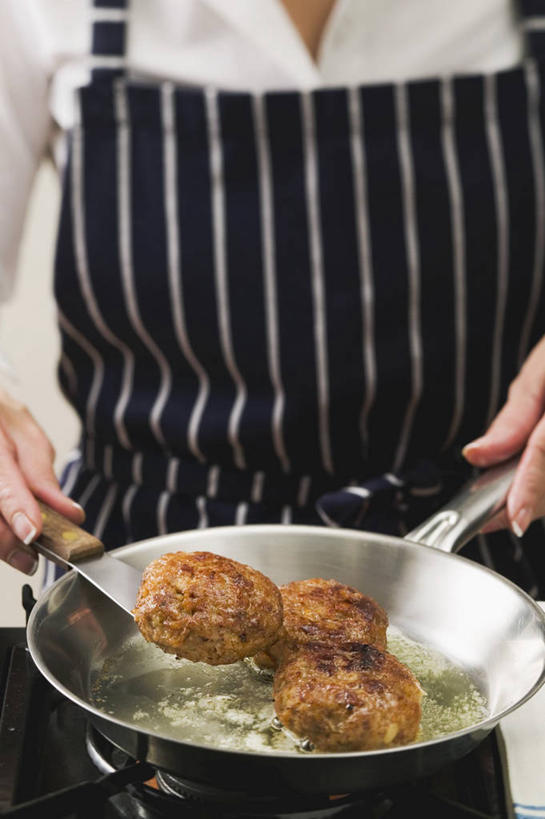 西方人,手,一个人,站,双手交叉,竖图,室内,特写,白天,正面,烹饪,厨具,金属制品,欧洲,欧洲人,仅一个年轻女性,仅一个女性,仅一个人,握,服装,金属,锅子,围裙,肉,油炸,丸子,拿,锅铲,拿着,休闲装,锅,肉类,肉丸,衣服,站着,休闲,手部,休闲服,握着,服饰,煎锅,锅具,双手抱胸,肉食,烹饪用具,年轻女性,女人,女性,白种人,烹调用具,烹调,站立,半身,彩图