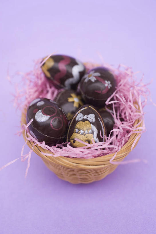 无人,交叉,竖图,俯视,室内,特写,白天,竹子,复活节,竹制,紫色背景,节日,朦胧,模糊,庆祝,编织,包装,包装纸,篮子,铝箔纸,锡箔纸,纸,蛋,食品,糖,糖果,甜点,甜品,纸张,文化,食物,一个,竹篮,甜食,巧克力,庆典,摄影,影棚,单个,纪念,竹条,朱古力,交织,包装材料,竹制品,彩蛋,锡箔,复活节彩蛋,铝箔,穿插,彩图,高角度拍摄,影棚拍摄,拍摄