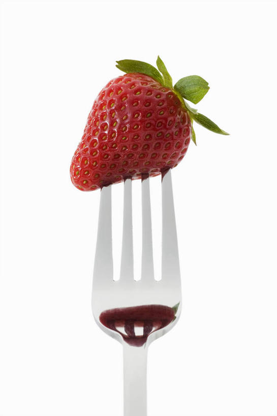 无人,竖图,室内,特写,白天,白色背景,正面,草莓,浆果,餐具,水果,叶子,一把,新鲜,叉子,生食,食品,果实,绿叶,食物,一个,嫩叶,摄影,有机食品,绿色食品,影棚,单个,餐叉,叶,叶片,进餐用具,洋莓,水果皇后,红莓,地莓,彩图,影棚拍摄,拍摄
