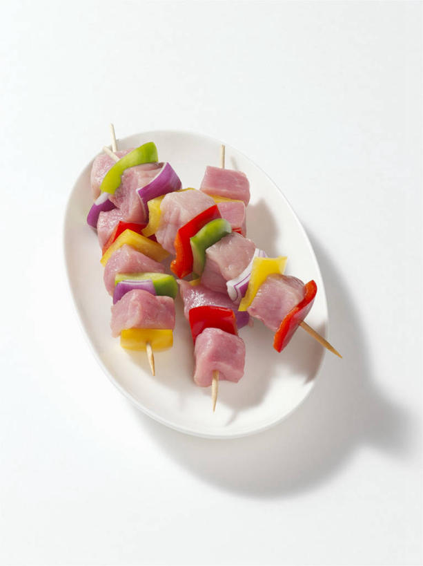 无人,竖图,俯视,室内,特写,白天,白色背景,烧烤,餐桌,桌子,辣椒,蔬菜,洋葱,餐具,新鲜,碟子,盘,食品,烤架,烤肉,食物,盘子,碟,铁架,摄影,有机食品,绿色食品,影棚,餐台,玉葱,彩椒,辣角,红海椒,大椒,辣虎,广椒,圆葱,洋葱头,甜椒,柿子椒,球葱,辣子,海椒,番椒,灯笼椒,葱头,彩图,高角度拍摄,影棚拍摄,拍摄,红洋葱