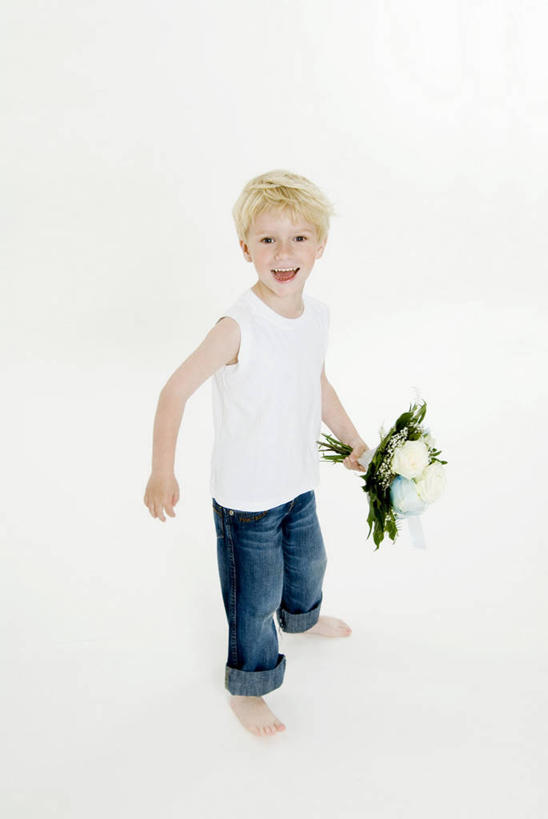 西方人,儿童,一个人,站,笑,微笑,露齿笑,竖图,室内,白天,白色背景,正面,爱情,幸福,纯洁,热情,玫瑰,欧洲,欧洲人,仅一个男性,仅一个人,握,服装,盛开,玫瑰花,浪漫,拿,花蕾,拿着,注视,休闲装,花,花瓣,花朵,鲜花,小孩,衣服,白玫瑰,花苞,花蕊,观察,看,站着,仅一个小孩,休闲,温暖,温馨,休闲服,恩爱,可爱,童年,童趣,握着,摄影,服饰,影棚,观看,和睦,察看,关注,感动,童真,烂漫,无邪,尊敬,天真,刺玫花,徘徊花,男孩,男人,男性,白种人,孩子,站立,彩图,全身,影棚拍摄,拍摄,融洽,男生