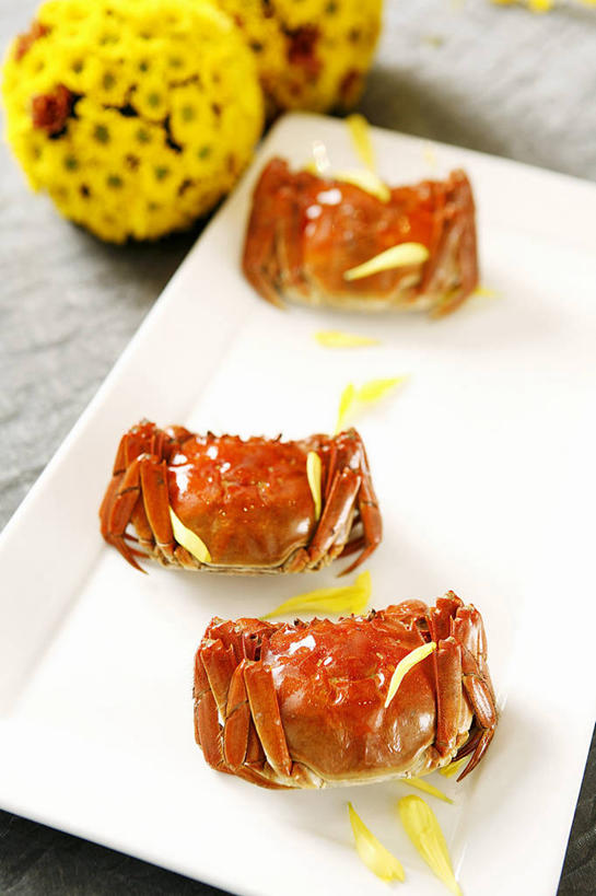 海鲜,蟹,无人,竖图,俯视,室内,特写,白天,烹饪,西餐,桌面,桌子,木制,螃蟹,料理,食品,水产,菜肴,美食,海洋生物,食物,三个,木制品,西式,佳肴,水生动物,海产品,水生物,海底动物,彩图,高角度拍摄