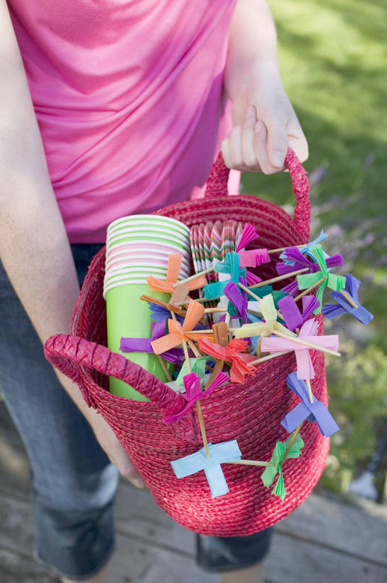 西方人,一个人,站,捧,交叉,竖图,俯视,室外,白天,游戏,草地,草坪,植物,竹子,玩具,欧洲,欧洲人,仅一个年轻女性,仅一个女性,仅一个人,竹制,服装,朦胧,模糊,编织,篮子,玩,休闲装,娱乐,草,衣服,绿色,竹篮,站着,休闲,休闲服,益智,服饰,活动,竹条,交织,竹制品,发泄,消遣,智力,宣泄,穿插,年轻女性,女人,女性,白种人,端,端着,捧着,手捧,玩耍,嬉戏,站立,半身,彩图,高角度拍摄