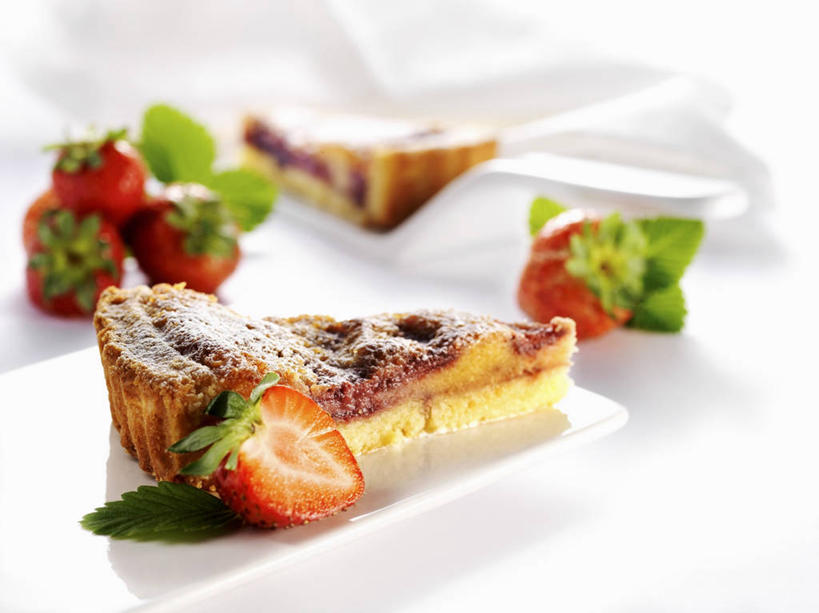 点心,无人,横图,俯视,室内,特写,白天,白色背景,下午茶,餐桌,桌子,草莓,浆果,餐具,水果,叶子,切开,新鲜,碟子,盘,生食,食品,果实,绿叶,蛋挞,食物,糕点,盘子,碟,切,嫩叶,摄影,有机食品,绿色食品,影棚,餐台,剖面,切面,蛋塔,叶,叶片,洋莓,水果皇后,红莓,地莓,彩图,高角度拍摄,影棚拍摄,拍摄