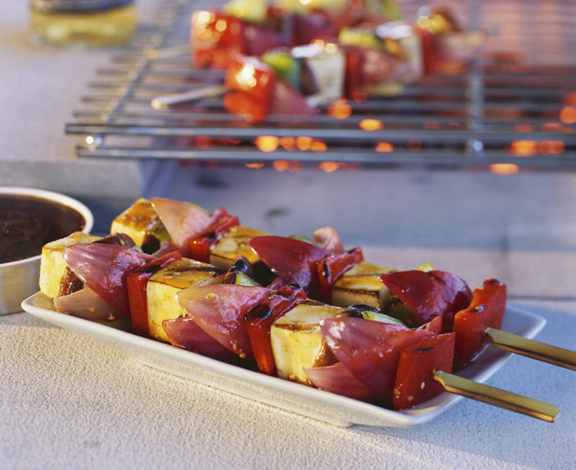 豆腐,无人,横图,俯视,室内,特写,白天,烘焙,桌面,桌子,辣椒,蔬菜,洋葱,餐具,玻璃,金属制品,阴影,朦胧,模糊,新鲜,反射,金属,木制,碟子,盘,影子,调料,酱料,酱汁,肉,佐料,食品,调味品,调味料,酱,肉类,架子,玻璃制品,食物,盘子,木制品,容器,碟,碗,有机食品,绿色食品,储藏,豆制品,储存,玉葱,肉食,彩椒,辣角,红海椒,大椒,辣虎,广椒,冷却,冷却架,圆葱,洋葱头,甜椒,柿子椒,球葱,辣子,海椒,番椒,灯笼椒,葱头,彩图,高角度拍摄,红洋葱,贮存