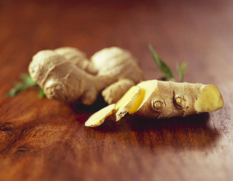 无人,横图,俯视,室内,特写,白天,桌面,桌子,姜,蔬菜,叶子,阴影,朦胧,模糊,新鲜,反射,木制,影子,食品,绿叶,食物,木制品,嫩叶,有机食品,绿色食品,止咳,止痛,解毒,发汗,温肺,温胃,行气,止呕,百辣云,叶,叶片,生姜,老姜,彩图,高角度拍摄,散寒