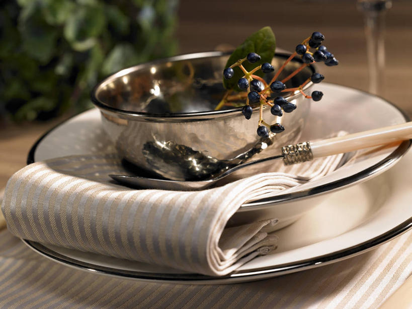 无人,横图,俯视,室内,特写,白天,烹饪,西餐,植物,桌面,桌子,餐具,金属制品,朦胧,模糊,金属,木制,叉子,刀叉,刀子,碟子,盘,盆栽,料理,食品,盆景,菜肴,美食,食物,绿色,自然,盘子,餐巾,木制品,容器,碟,碗,西式,佳肴,生长,成长,储藏,储存,餐刀,餐叉,保洁方巾,口布,进餐用具,彩图,高角度拍摄,贮存