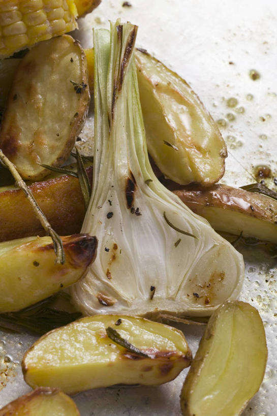 无人,竖图,俯视,室内,特写,白天,白色背景,烧烤,玉米,餐桌,桌子,蔬菜,土豆,洋葱,朦胧,模糊,新鲜,棒子,玉蜀黍,食品,烤架,烤肉,食物,铁架,摄影,有机食品,绿色食品,影棚,餐台,苞米,玉葱,苞芦,苞谷,馍馍蛋,包谷,大蜀黍,番麦,薏米包,玉高粱,玉麦,珍珠米,圆葱,洋芋,洋葱头,山药蛋,球葱,马铃薯,葱头,彩图,高角度拍摄,影棚拍摄,拍摄