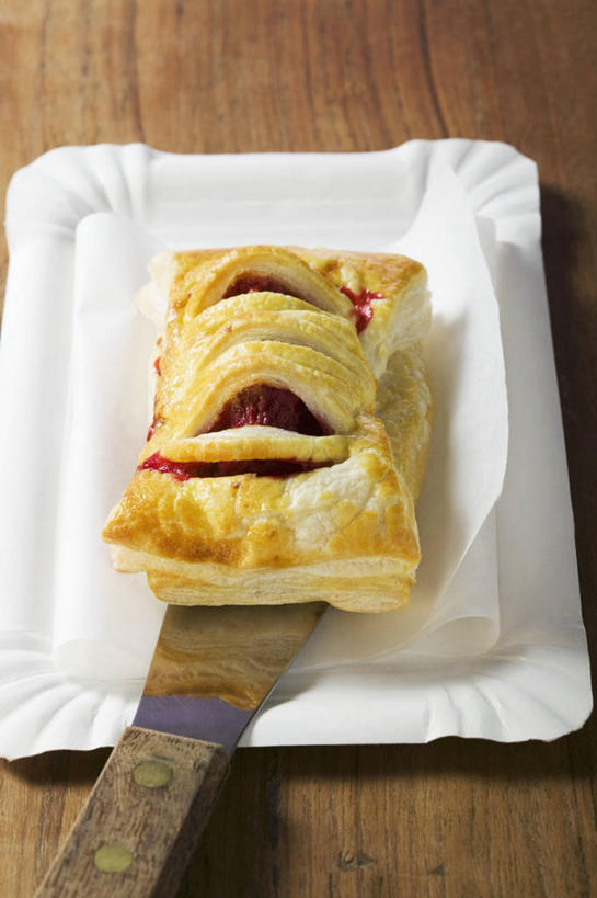 点心,面包,无人,竖图,俯视,室内,特写,白天,桌面,桌子,餐具,水果,朦胧,模糊,新鲜,木制,碟子,工具,盘,生食,食品,面点,果实,刀具,食物,糕点,盘子,木制品,碟,刀,有机食品,绿色食品,餐刀,山莓,树莓,三月泡,四月泡,山抛子,刺葫芦,悬钩子,馒头菠,高脚菠,龙船泡,泡儿刺,彩图,高角度拍摄