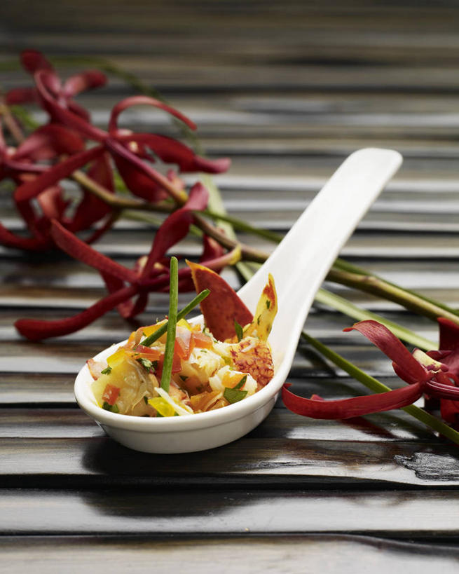 海鲜,龙虾,无人,竖图,俯视,室内,特写,白天,桌面,桌子,辣椒,蔬菜,新鲜,木制,勺子,虾,食品,水产,海洋生物,食物,一个,木制品,调羹,汤匙,有机食品,绿色食品,单个,水生动物,海产品,水生物,海底动物,辣角,红海椒,大椒,辣虎,广椒,辣子,红辣椒,海椒,番椒,彩图,高角度拍摄