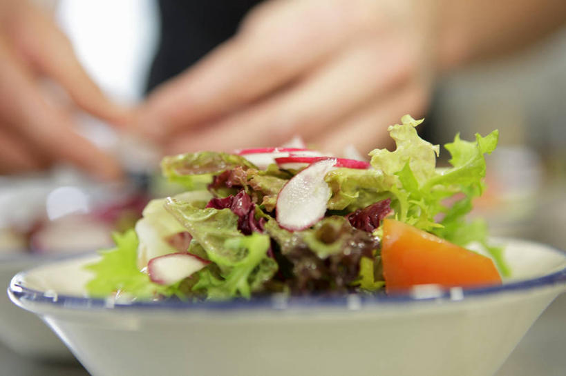 西方人,手,一个人,横图,室内,特写,白天,正面,萝卜,胡萝卜,蔬菜,西红柿,欧洲,欧洲人,双手,仅一个年轻女性,仅一个女性,仅一个人,握,朦胧,模糊,新鲜,陶瓷,生菜,莴苣,生食,蔬菜沙拉,沙拉,食品,陶瓷制品,拿,拿着,色拉,沙律,食物,一个,容器,碗,手部,握着,有机食品,绿色食品,单个,色拉酱,储藏,储存,千岛酱,春菜,鹅仔菜,莴仔菜,千金菜,叶用莴苣,奶油生菜,年轻女性,女人,女性,白种人,红萝卜,甘荀,番茄,半身,彩图,贮存