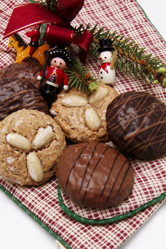 点心,无人,竖图,俯视,室内,特写,白天,白色背景,植物,餐桌,桌子,圣诞节,节日,庆祝,食品,甜点,圣诞树,文化,树,树木,食物,糕点,绿色,自然,餐巾,饼干,甜食,零食,庆典,摄影,影棚,生长,成长,餐台,纪念,姜饼,德式姜饼,保洁方巾,口布,彩图,高角度拍摄,影棚拍摄,拍摄