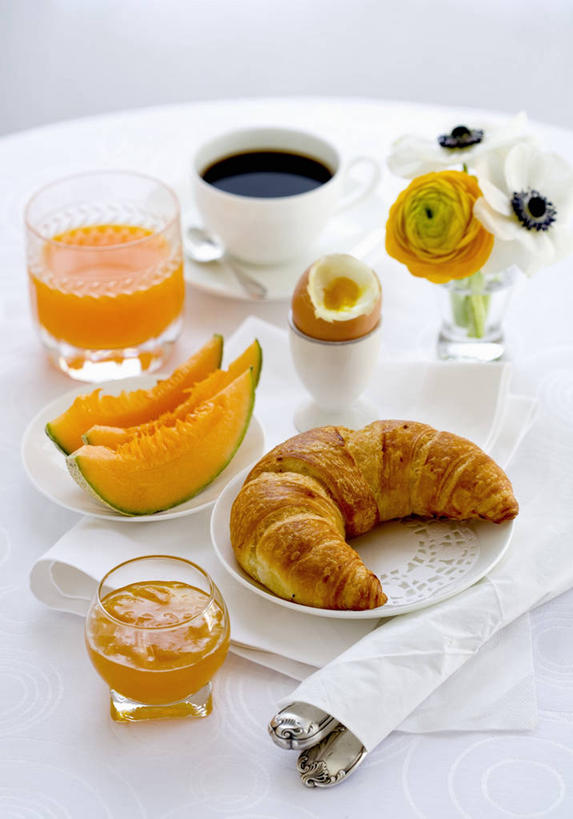 点心,面包,果汁,咖啡,无人,竖图,俯视,室内,特写,白天,白色背景,幸福,餐桌,桌子,杯子,餐具,瓷器,碟子,盘,蛋,鸡蛋,橙汁,食品,面点,羊角面包,咖啡杯,陶瓷制品,饮品,娱乐,玻璃制品,食物,糕点,饮料,盘子,容器,水杯,碟,果酱,享受,休闲,温馨,牛角面包,放松,乐趣,摄影,影棚,餐台,储藏,提神,蛋杯,舒适,甜橙,储存,可口,瓷杯,醒脑,软饮料,卵,果子酱,适口,盛蛋器,玻璃杯,橙子,橙,彩图,高角度拍摄,影棚拍摄,拍摄,鹄壳,黄橙,黄果,金橙,金环,金球,糖橙,贮存