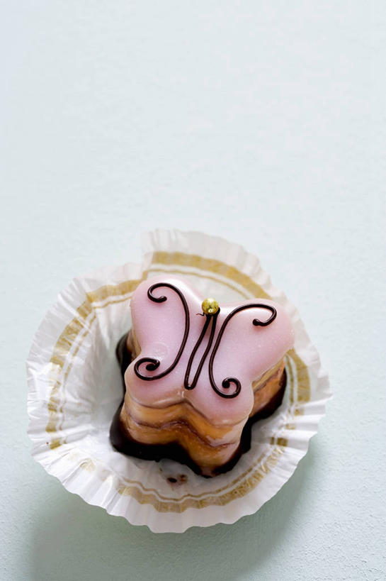 无人,竖图,俯视,室内,特写,白天,白色背景,餐桌,桌子,蝴蝶,餐具,昆虫,碟子,盘,食品,糖,糖果,甜点,甜品,食物,一个,动物,盘子,碟,甜食,巧克力,摄影,影棚,单个,餐台,朱古力,益虫,彩图,高角度拍摄,影棚拍摄,拍摄