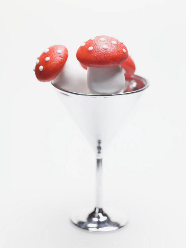 无人,竖图,俯视,室内,特写,白天,白色背景,餐桌,桌子,杯子,高脚杯,菌菇,蘑菇,食品,糖,糖果,甜点,甜品,软糖,菌类,玻璃制品,食物,一个,酒杯,甜食,食用菌,摄影,影棚,餐台,鸡尾酒杯,玻璃杯,彩图,高角度拍摄,影棚拍摄,拍摄