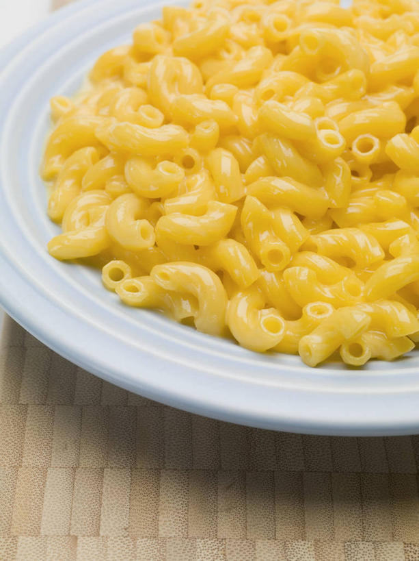 面食,通心粉,无人,竖图,俯视,室内,特写,白天,西餐,桌面,桌子,餐具,阴影,反射,木制,碟子,盘,影子,面,通心面,料理,食品,食物,盘子,木制品,碟,西式,彩图,高角度拍摄