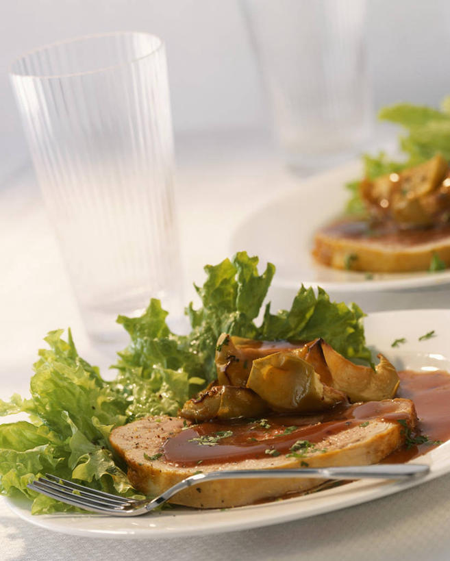 无人,竖图,俯视,室内,特写,白天,烹饪,西餐,桌面,桌子,苹果,蔬菜,蒜,杯子,餐具,水果,朦胧,模糊,新鲜,木制,叉子,碟子,盘,肉,生食,料理,食品,果实,蒜头,蔬果,猪肉,菜肴,美食,肉类,玻璃制品,食物,盘子,木制品,水杯,碟,西式,佳肴,有机食品,绿色食品,肉食,餐叉,豚肉,胡蒜,玻璃杯,进餐用具,大蒜,彩图,高角度拍摄