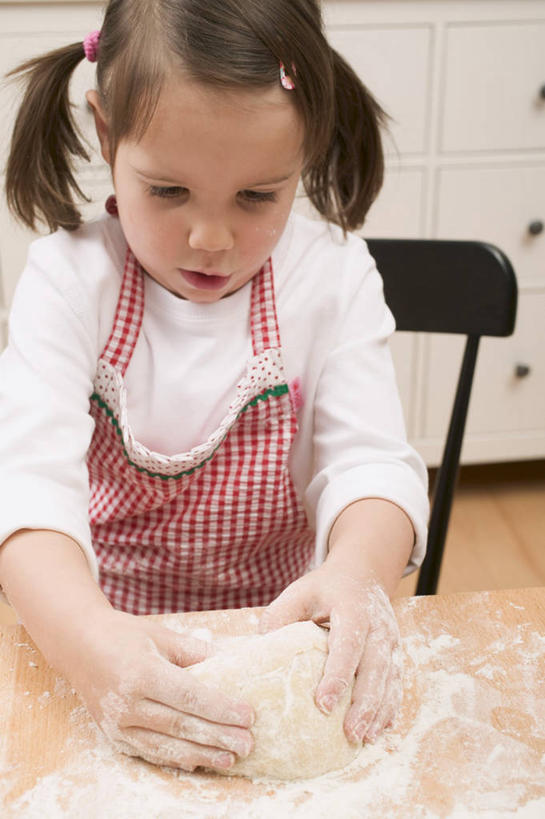 点心,西方人,儿童,一个人,坐,竖图,室内,白天,正面,纯洁,地板,桌面,桌子,椅子,欧洲,欧洲人,仅一个女性,仅一个人,握,服装,装饰,木制,粉末,头饰,围裙,木椅,墙,面粉,食品,地面,曲奇,拿,粮食,拿着,注视,休闲装,木地板,墙壁,墙面,食物,小孩,衣服,白色,发夹,发饰,夹子,木制品,饰品,饼干,零食,观察,看,仅一个小孩,休闲,休闲服,粉,可爱,童年,童趣,握着,服饰,观看,华丽,修饰,农产品,点缀,察看,关注,曲奇饼,童真,曲奇饼干,烂漫,无邪,原材料,配饰,衬托,美观,雅致,雅观,粉状,天真,女孩,女人,女性,白种人,孩子,坐着,半身,彩图,发绳,女生