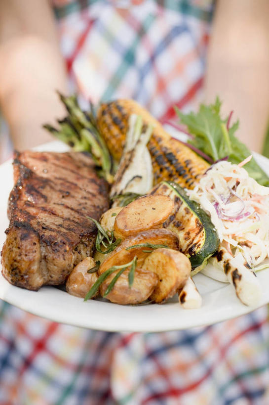 西方人,一个人,站,捧,竖图,室内,特写,白天,正面,烹饪,烧烤,西餐,餐具,欧洲,欧洲人,仅一个年轻女性,仅一个女性,仅一个人,服装,朦胧,模糊,碟子,盘,肉,牛排,牛肉,料理,食品,烤架,烤肉,休闲装,菜肴,美食,肉类,食物,衣服,盘子,碟,站着,休闲,休闲服,铁架,西式,服饰,佳肴,迷迭香,肉食,海洋之露,年轻女性,女人,女性,白种人,端,端着,捧着,手捧,站立,半身,彩图