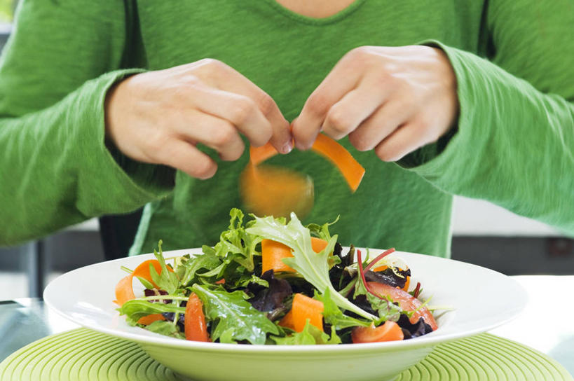 西方人,一个人,坐,横图,室内,特写,白天,正面,桌面,桌子,萝卜,胡萝卜,蔬菜,欧洲,欧洲人,仅一个男性,仅一个人,握,服装,朦胧,模糊,新鲜,木制,陶瓷,生菜,莴苣,生食,蔬菜沙拉,沙拉,食品,陶瓷制品,拿,拿着,休闲装,色拉,沙律,食物,仅一个年轻男性,衣服,绿色,木制品,容器,碗,休闲,休闲服,握着,服饰,有机食品,绿色食品,色拉酱,储藏,储存,千岛酱,芝麻菜,春菜,鹅仔菜,莴仔菜,千金菜,德国芥菜,火箭生莱,芸芥,芝麻叶,紫花南芥,叶用莴苣,男人,男性,年轻男性,白种人,红萝卜,甘荀,坐着,半身,彩图,贮存