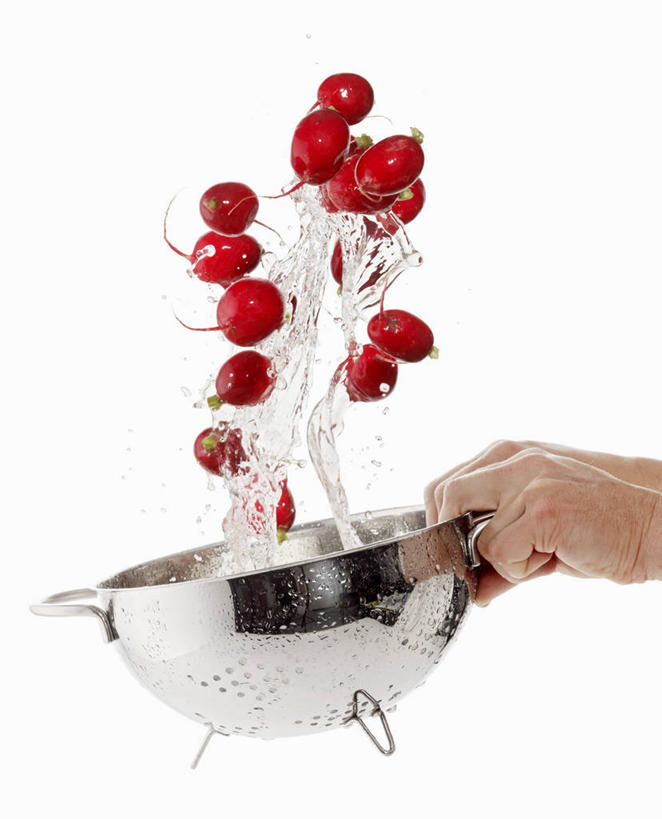 西方人,手,一个人,竖图,室内,特写,白天,白色背景,侧面,水,萝卜,蔬菜,金属制品,欧洲,欧洲人,双手,仅一个年轻女性,仅一个女性,仅一个人,握,飞溅,新鲜,溅,金属,液体,水滴,食品,拿,拿着,水珠,食物,一个,容器,碗,手部,握着,摄影,有机食品,绿色食品,影棚,单个,储藏,储存,喷洒,下降,降落,降低,下跌,下落,大红萝卜,东北红萝卜,年轻女性,女人,女性,白种人,莱菔,红萝卜,半身,彩图,影棚拍摄,拍摄,贮存