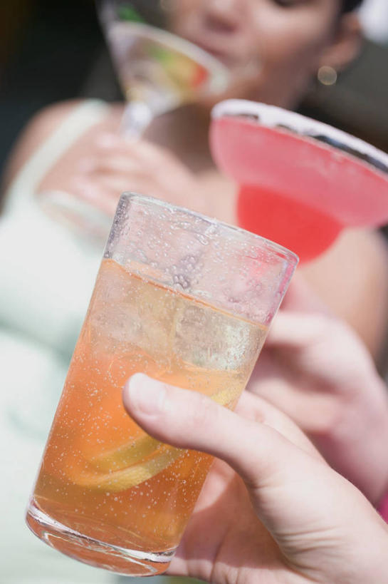 西方人,三个人,伙伴,朋友,站,竖图,室内,白天,正面,友谊,柠檬,杯子,水果,吊带,欧洲,欧洲人,握,服装,朦胧,模糊,新鲜,高脚杯,生食,食品,果实,酒类,拿,拿着,注视,吊带衫,文化,玻璃制品,酒,食物,饮料,衣服,酒杯,鸡尾酒,观察,看,站着,调酒,握着,服饰,有机食品,绿色食品,观看,察看,创造,衣着,穿着,关注,想象,鸡尾酒杯,衣饰,友情,男人,男性,年轻男性,年轻女性,女人,女性,白种人,玻璃杯,益母果,柠果,站立,半身,彩图