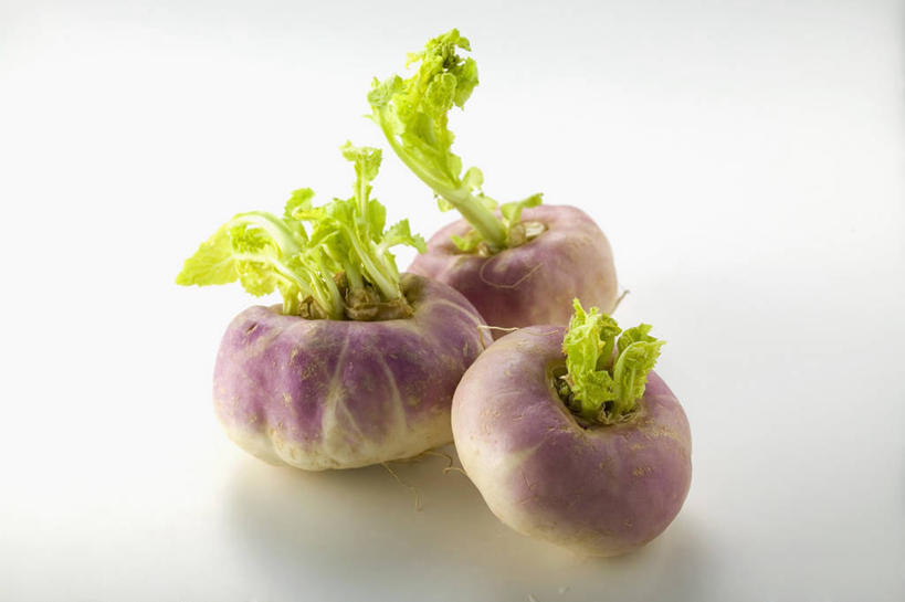 无人,横图,俯视,室内,特写,白天,白色背景,餐桌,桌子,萝卜,白萝卜,蔬菜,叶子,新鲜,食品,绿叶,食物,三个,嫩叶,摄影,有机食品,绿色食品,影棚,餐台,叶,叶片,莱菔,彩图,高角度拍摄,影棚拍摄,拍摄