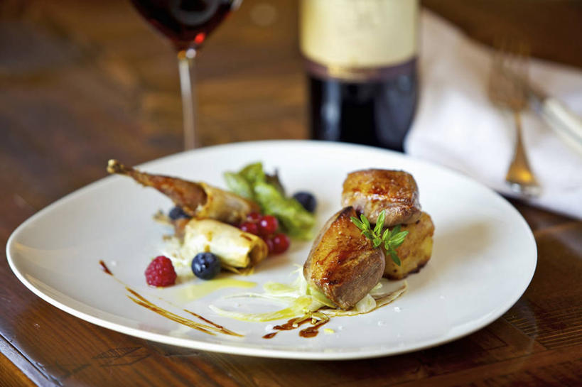 红酒,葡萄酒,无人,横图,俯视,室内,特写,白天,烹饪,西餐,桌面,桌子,鸟,杯子,餐具,朦胧,模糊,木制,斑鸠,鸟类,叉子,碟子,高脚杯,盘,调味,香料,佐料,料理,食品,红酒杯,酒类,红酒瓶,菜肴,美食,玻璃制品,酒,酒瓶,食物,饮料,盘子,玻璃瓶,餐巾,酒杯,木制品,瓶子,碟,茴香,红葡萄酒,西式,佳肴,八角,八角茴香,大茴香,葡萄酒杯,葡萄酒瓶,餐叉,八月珠,舶茴香,大料,作料,欧斑鸠,保洁方巾,口布,玻璃杯,进餐用具,彩图,高角度拍摄