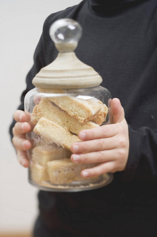 点心,西方人,儿童,手,一个人,站,竖图,室内,特写,白天,正面,毛衣,纯洁,玻璃,欧洲,欧洲人,双手,仅一个男性,仅一个人,握,朦胧,模糊,墙,食品,曲奇,拿,拿着,墙壁,墙面,玻璃制品,食物,小孩,白色,黑色,玻璃瓶,瓶子,饼干,零食,站着,仅一个小孩,手部,可爱,童年,童趣,握着,线衫,曲奇饼,童真,曲奇饼干,烂漫,无邪,广口瓶,天真,男孩,男人,男性,白种人,孩子,站立,半身,彩图,绒衣,套衫,套头毛衣,线衣,男生