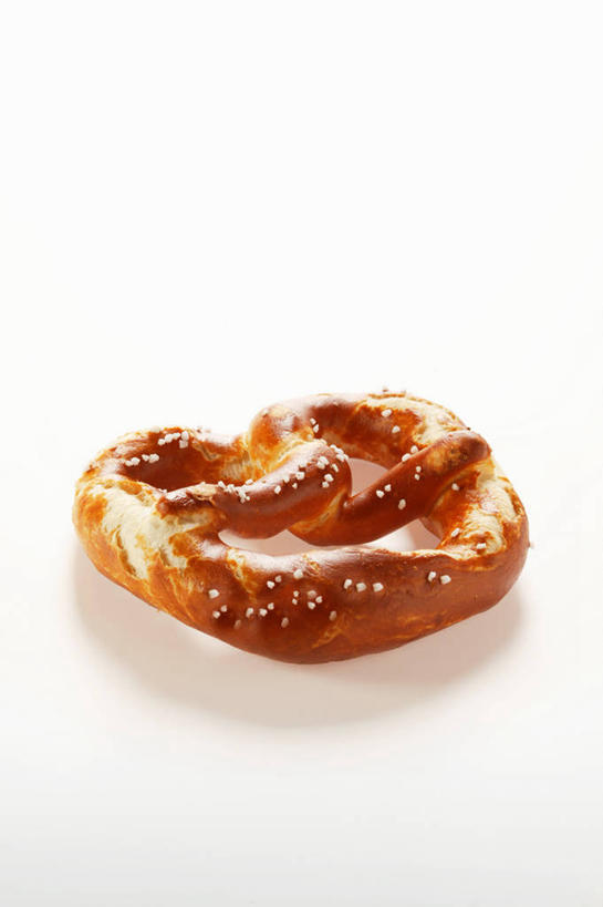 点心,无人,竖图,俯视,室内,特写,白天,白色背景,餐桌,桌子,芝麻,食品,面点,食物,糕点,一个,饼干,零食,摄影,影棚,单个,餐台,脂麻,胡麻,白麻,巨胜子,油麻,椒盐卷饼,彩图,高角度拍摄,影棚拍摄,拍摄