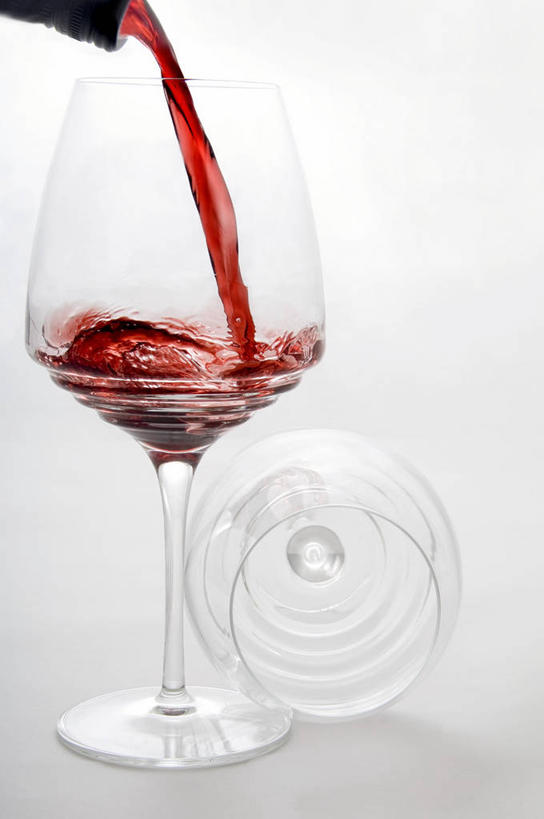 红酒,葡萄酒,无人,竖图,室内,特写,白天,白色背景,正面,餐桌,桌子,杯子,朦胧,模糊,高脚杯,红酒杯,酒类,一杯,红酒瓶,玻璃制品,酒,酒瓶,饮料,玻璃瓶,酒杯,瓶子,红葡萄酒,摄影,影棚,餐台,葡萄酒杯,葡萄酒瓶,玻璃杯,彩图,影棚拍摄,拍摄