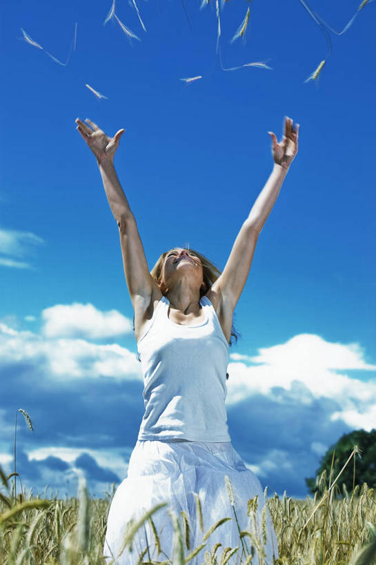 西方人,一个人,农田,站,举,笑,微笑,露齿笑,竖图,室外,白天,正面,庄稼,农作物,山,山脉,欧洲,欧洲人,仅一个年轻女性,仅一个女性,仅一个人,阴影,服装,光线,影子,山峰,云,云朵,山峦,麦田,云彩,注视,休闲装,衣服,蓝色,白云,蓝天,天空,阳光,群山,天,观察,看,托,站着,休闲,休闲服,服饰,晴朗,观看,察看,关注,下降,降落,降低,下跌,下落,年轻女性,女人,女性,白种人,晴空,举起,举手,举着,抬头,向上举,向上伸,向上托,仰头,站立,半身,彩图,耕地,庄稼田