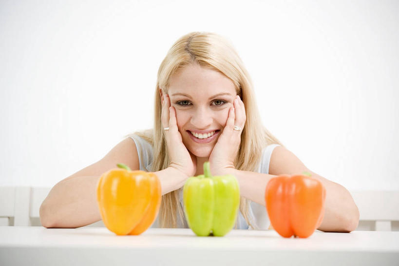 西方人,一个人,坐,笑,微笑,露齿笑,横图,室内,白天,白色背景,正面,桌面,桌子,辣椒,蔬菜,欧洲,欧洲人,仅一个年轻女性,仅一个女性,仅一个人,一排,撑,服装,新鲜,整齐,木制,背心,食品,托腮,注视,食物,排列,三个,衣服,绿色,木制品,观察,看,托,橙色,摄影,服饰,有机食品,绿色食品,影棚,观看,察看,衣着,穿着,队列,关注,托下巴,彩椒,辣角,红海椒,大椒,辣虎,广椒,衣饰,年轻女性,女人,女性,白种人,甜椒,柿子椒,辣子,海椒,番椒,灯笼椒,坐着,半身,彩图,影棚拍摄,拍摄