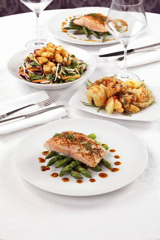 三文鱼,无人,竖图,俯视,室内,特写,白天,白色背景,烹饪,西餐,餐桌,桌子,鲑鱼,芦笋,蔬菜,杯子,餐具,新鲜,布料,叉子,刀叉,刀子,碟子,高脚杯,盘,料理,食品,红酒杯,布纹,菜肴,美食,玻璃制品,桌布,食物,盘子,餐巾,酒杯,碟,台布,西式,摄影,佳肴,有机食品,绿色食品,影棚,餐台,大马哈鱼,葡萄酒杯,餐刀,餐叉,撒蒙鱼,萨门鱼,冰海之皇,鲑,马哈鱼,麻哈鱼,大麻哈鱼,保洁方巾,口布,玻璃杯,进餐用具,猪尾巴,药鸡豆子,石刁柏,蚂蚁杆,龙须菜,狼尾巴根,彩图,高角度拍摄,影棚拍摄,拍摄