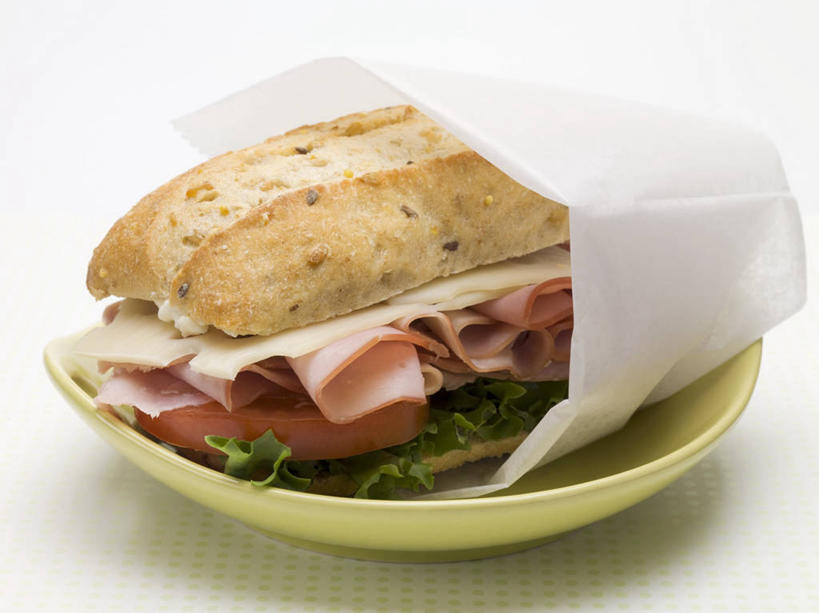 点心,面包,奶酪,无人,横图,俯视,室内,特写,白天,白色背景,烹饪,西餐,餐桌,桌子,蔬菜,西红柿,餐具,新鲜,包装,包装纸,碟子,盘,纸,生菜,莴苣,肉,干酪,起司,三明治,料理,食品,面点,纸张,芝士,营养,火腿,猪肉,菜肴,美食,肉类,食物,腌制,糕点,盘子,碟,快餐,乳酪,西式,摄影,佳肴,有机食品,绿色食品,影棚,餐台,包装材料,乳制品,牛皮纸,发酵,肉食,西式快餐,三文治,豚肉,春菜,鹅仔菜,莴仔菜,千金菜,叶用莴苣,奶油生菜,熏制,火肉,兰熏,猪腿,拖鞋面包,夏巴塔,意大利拖鞋面包,番茄,彩图,高角度拍摄,影棚拍摄,拍摄