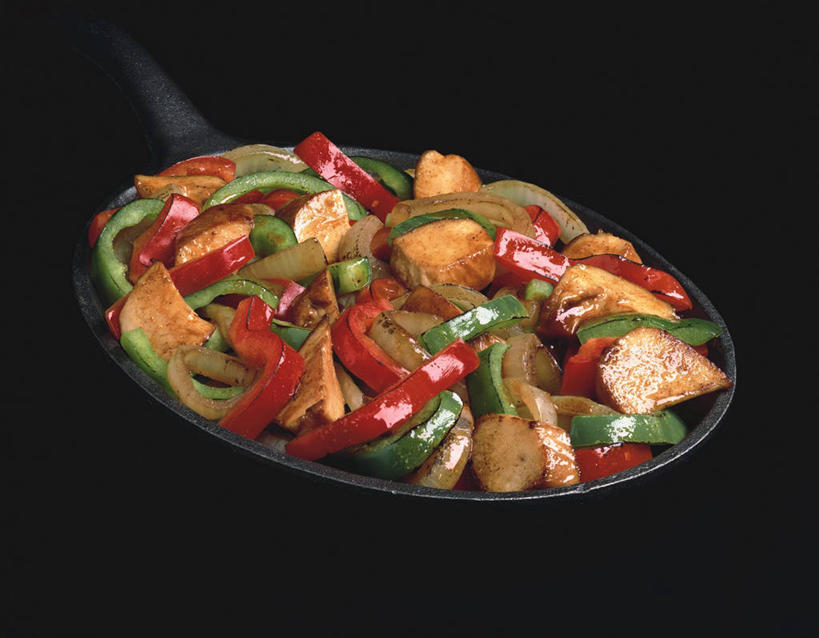 无人,横图,俯视,室内,特写,白天,烹饪,辣椒,蔬菜,厨具,金属制品,一堆,许多,堆叠,堆积,黑色背景,新鲜,金属,锅子,食品,锅,食物,一个,摄影,有机食品,绿色食品,影棚,单个,煎锅,锅具,堆,彩椒,烹饪用具,辣角,红海椒,大椒,辣虎,广椒,烹调用具,甜椒,柿子椒,辣子,海椒,番椒,灯笼椒,烹调,彩图,高角度拍摄,影棚拍摄,拍摄