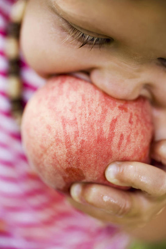 西方人,儿童,脸,头,脸颊,手,一个人,站,闭眼,吃,竖图,俯视,室内,特写,白天,纯洁,苹果,水果,欧洲,欧洲人,仅一个女性,仅一个人,握,服装,朦胧,模糊,新鲜,生食,食品,果实,拿,拿着,休闲装,肩膀,食物,一个,小孩,衣服,站着,仅一个小孩,休闲,手部,休闲服,可爱,童年,童趣,握着,服饰,有机食品,绿色食品,单个,单手,童真,烂漫,无邪,天真,女孩,女人,女性,白种人,孩子,头部,脸部,脸蛋,面部,闭眼睛,闭着眼,闭着眼睛,嚼,食,站立,半身,彩图,高角度拍摄,女生