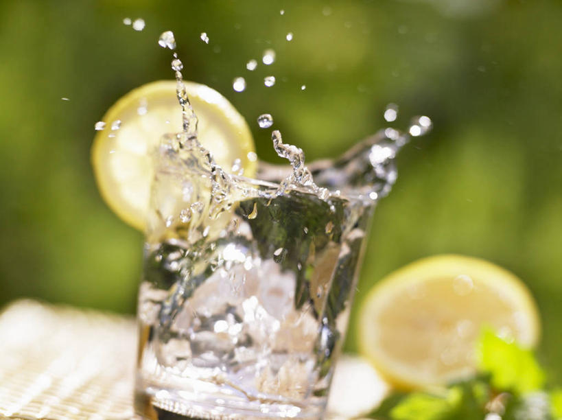 无人,横图,俯视,室外,特写,白天,树林,水,植物,桌面,桌子,柠檬,杯子,水果,切开,飞溅,朦胧,模糊,新鲜,溅,木制,液体,冰,水滴,生食,冰块,食品,果实,一杯,冷冻,玻璃制品,水珠,树,树木,食物,绿色,自然,木制品,水杯,切,寒冷,有机食品,绿色食品,生长,冷藏,成长,冰冷,喷洒,剖面,切面,保鲜,玻璃杯,益母果,柠果,彩图,高角度拍摄