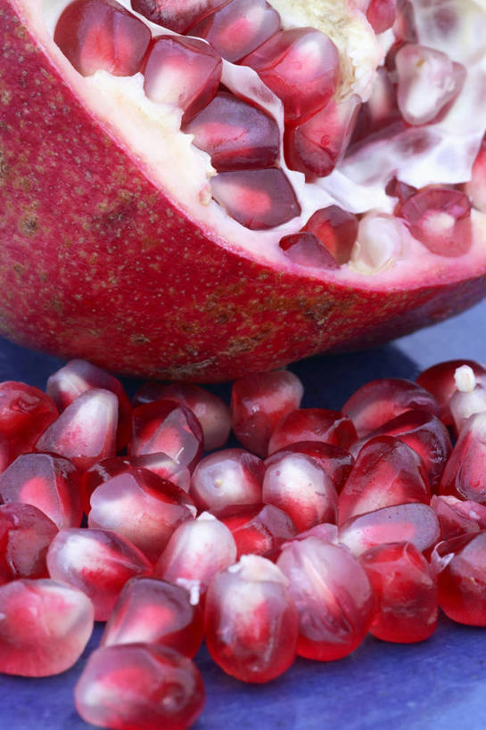 无人,竖图,俯视,室内,特写,白天,石榴,水果,一堆,许多,堆叠,堆积,蓝色背景,朦胧,模糊,新鲜,生食,食品,果实,食物,摄影,有机食品,绿色食品,影棚,堆,涂林,若榴,金罂,金庞,丹若,安石榴,彩图,高角度拍摄,影棚拍摄,拍摄