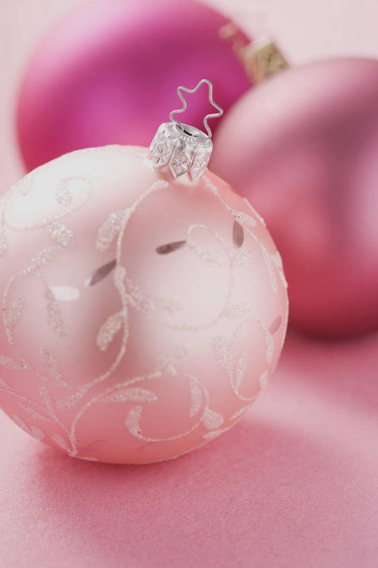 无人,竖图,俯视,室内,特写,白天,爱情,幸福,静物,圣诞节,粉色背景,节日,朦胧,模糊,庆祝,装饰,挂饰,粉红色,粉红,圣诞球,浪漫,文化,球,三个,粉色,庆典,健康,球体,可爱,摄影,活泼,影棚,纪念,青春,满足,华丽,修饰,点缀,甜美,时髦,温柔,纯真,衬托,美观,雅致,雅观,彩图,高角度拍摄,影棚拍摄,拍摄