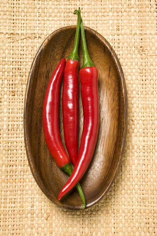 无人,竖图,俯视,室内,特写,白天,桌面,桌子,辣椒,蔬菜,餐具,新鲜,木制,碟子,盘,食品,食物,三个,盘子,木制品,碟,摄影,有机食品,绿色食品,影棚,辣角,红海椒,大椒,辣虎,广椒,辣子,红辣椒,海椒,番椒,彩图,高角度拍摄,影棚拍摄,拍摄