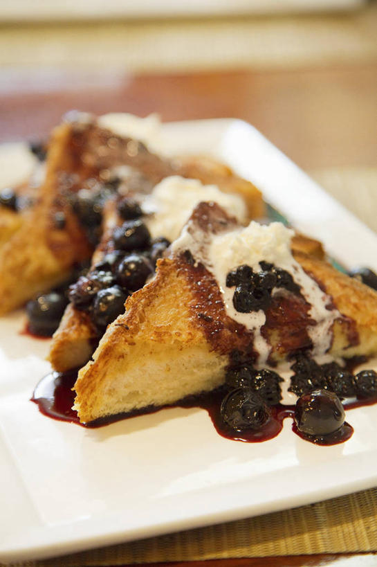 点心,面包,无人,竖图,俯视,室内,特写,白天,桌面,桌子,浆果,蓝莓,餐具,阴影,朦胧,模糊,反射,木制,碟子,盘,影子,食品,面点,吐司,食物,糕点,盘子,木制品,碟,果酱,法式面包,吐司面包,果子酱,山都柿,蓝浆果,蓝靛果,彩图,高角度拍摄,多士,听型面包