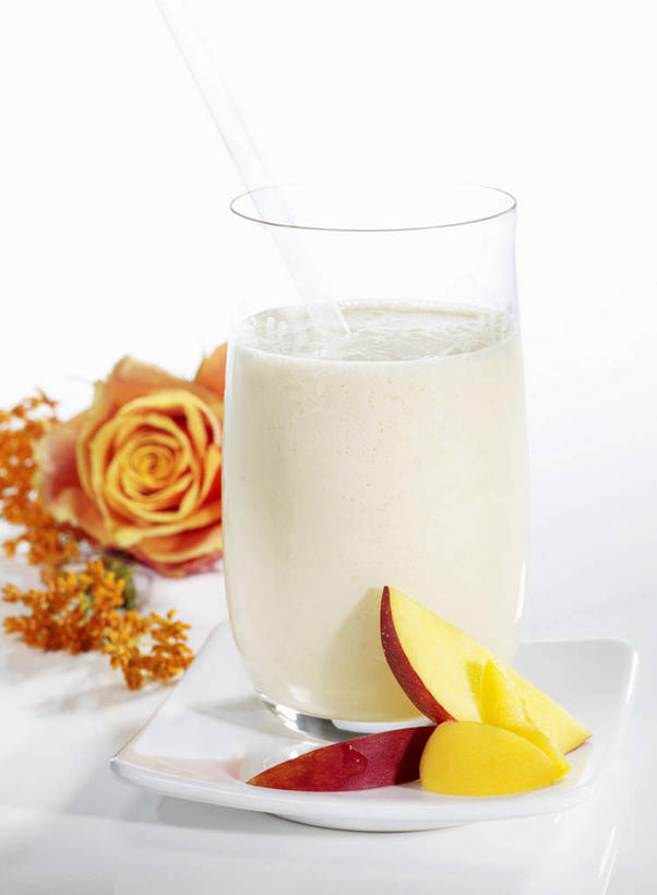 牛奶,无人,竖图,俯视,室内,特写,白天,白色背景,爱情,幸福,纯洁,热情,餐桌,桌子,玫瑰,芒果,杯子,餐具,水果,新鲜,盛开,碟子,盘,生食,食品,果实,玫瑰花,饮品,一杯,浪漫,营养,花蕾,玻璃制品,花,花瓣,花朵,鲜花,食物,饮料,盘子,水杯,碟,花苞,花蕊,温暖,温馨,恩爱,摄影,有机食品,绿色食品,影棚,餐台,和睦,乳制品,奶,牛乳,感动,尊敬,安神,天真,刺玫花,徘徊花,玻璃杯,望果,蜜望,檬果,闷果,漭果,杧果,庵波罗果,彩图,高角度拍摄,影棚拍摄,拍摄,融洽