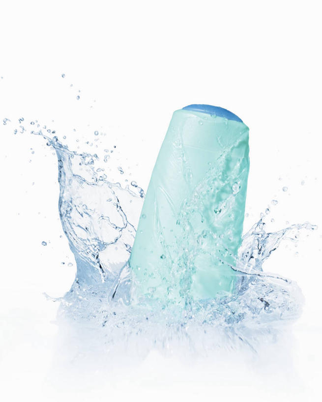 无人,竖图,俯视,室内,特写,白天,白色背景,水,餐桌,桌子,飞溅,溅,液体,水滴,水珠,一个,蓝色,瓶子,塑料制品,塑料瓶,摄影,影棚,单个,餐台,喷洒,彩图,高角度拍摄,影棚拍摄,拍摄