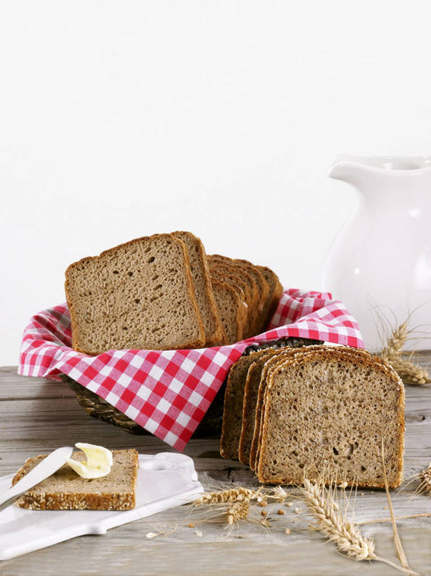 点心,面包,无人,竖图,室内,特写,白天,白色背景,正面,餐桌,桌子,切开,壶,食品,面点,案板,水壶,砧板,食物,糕点,餐巾,茶壶,容器,切,黑面包,摄影,影棚,餐台,全麦面包,剖面,切面,麸皮面包,保洁方巾,口布,彩图,影棚拍摄,拍摄