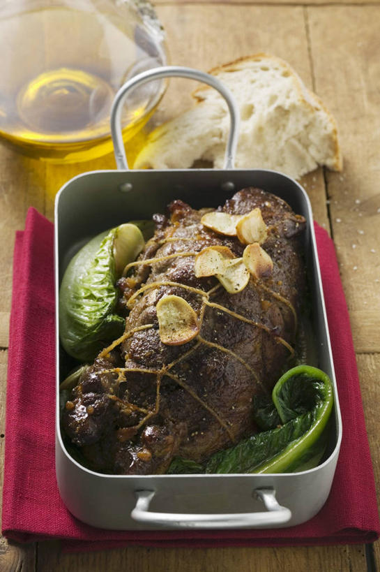 无人,竖图,俯视,室内,特写,白天,烹饪,西餐,桌面,桌子,辣椒,蔬菜,厨具,金属制品,阴影,新鲜,反射,金属,木制,罐子,锅子,影子,肉,食用油,油,橄榄油,羊排,料理,食品,锅,羊肉,菜肴,美食,肉类,玻璃制品,食物,玻璃瓶,木制品,瓶子,西式,佳肴,有机食品,绿色食品,锅具,肉食,彩椒,烹饪用具,植物油,辣角,红海椒,大椒,辣虎,广椒,烹调用具,甜椒,柿子椒,辣子,海椒,番椒,灯笼椒,烹调,彩图,高角度拍摄